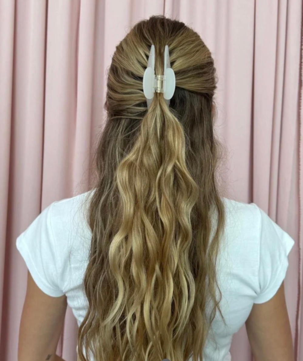 Model wearing the Emi Jay One Big Claw Clip in Morning Angel with pink rhinestones.